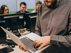 IT support professional helping a small business reduce reliance on one tech person for IT.
